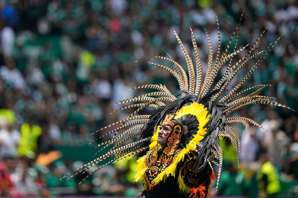 Un artista durante la ceremonia de inauguración del Mundial 2026 previo al partido entre el...