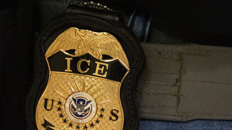 ARCHIVO – Un agente federal con una placa del Servicio de Inmigración y Control de Aduanas de...