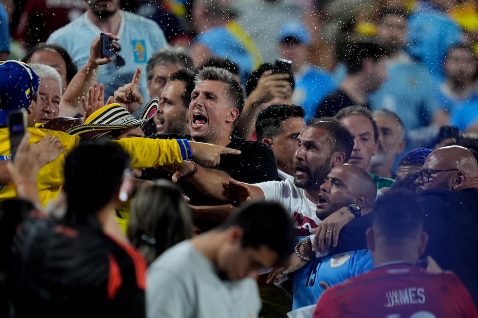 Los jugadores de Uruguay increpan a aficionados al término de la semifinal contra Colombia en...