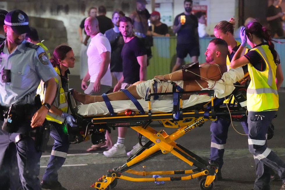 Personal de emergencia tras el tiroteo en Bondi Beach, Sydney, Australia, el 14 de diciembre...