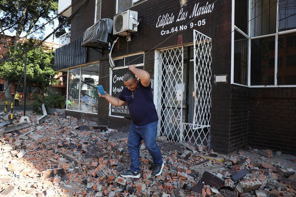 Un hombre sale de un edificio de apartamentos después de que un terremoto azotara Cali,...