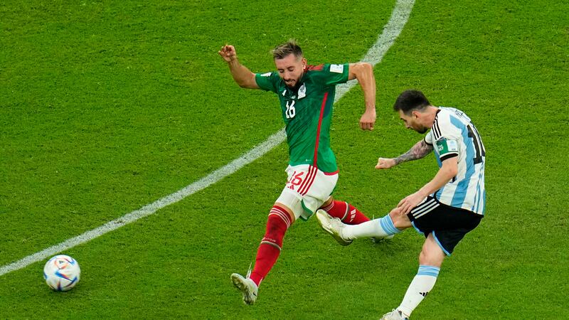 Lionel Messi anota el primer gol de Argentina ante México en el partido por el Grupo C del...