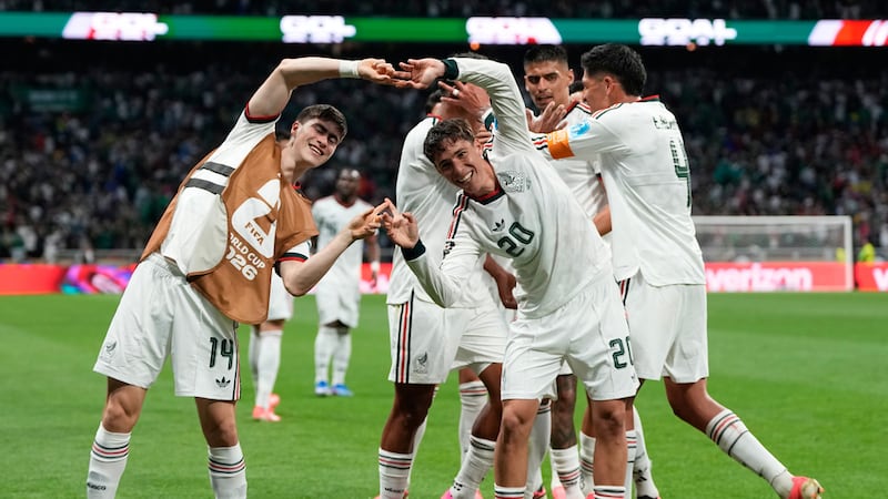 Mateo Chávez, de México, festeja tra anotar ante República Checa en un partido del Mundial,...