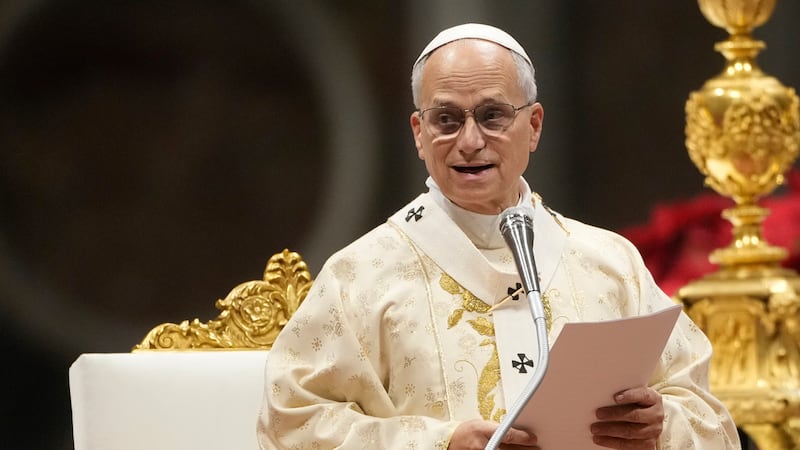 El papa León XIV preside una misa de Navidad en la basílica de San Pedro en el Vaticano, el 25...