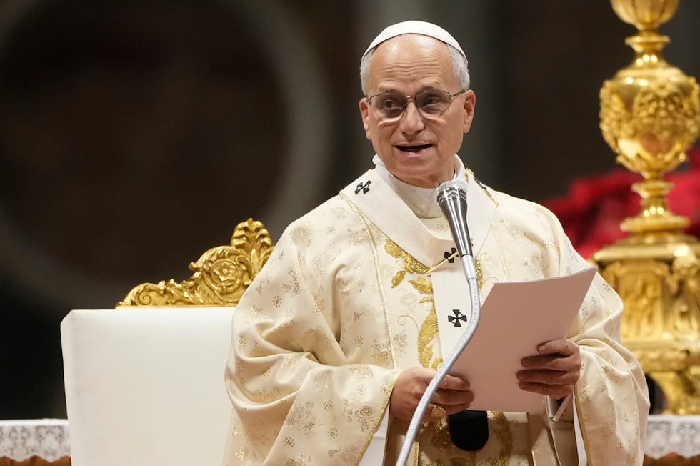 El papa León XIV preside una misa de Navidad en la basílica de San Pedro en el Vaticano, el 25...