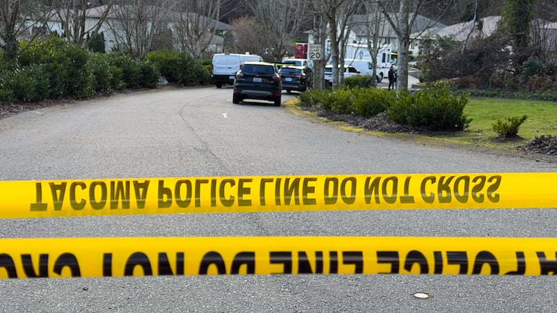 Las autoridades investigan el lugar de los hechos tras recibir informes de que un hombre mató...