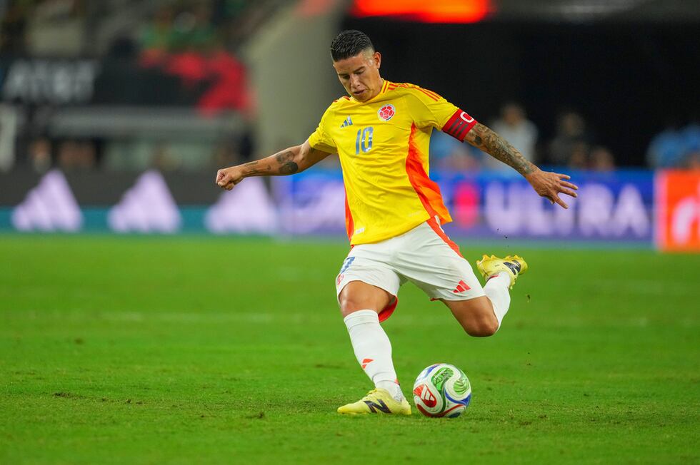 ARCHIVO - Foto del 11 de octubre del2 025, el colombiano James Rodríguez patea el balón en un...
