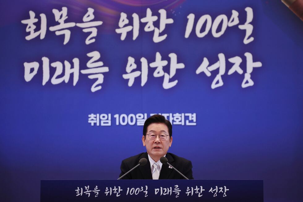 El presidente de Corea del Sur, Lee Jae Myung, habla durante una conferencia de prensa por sus...