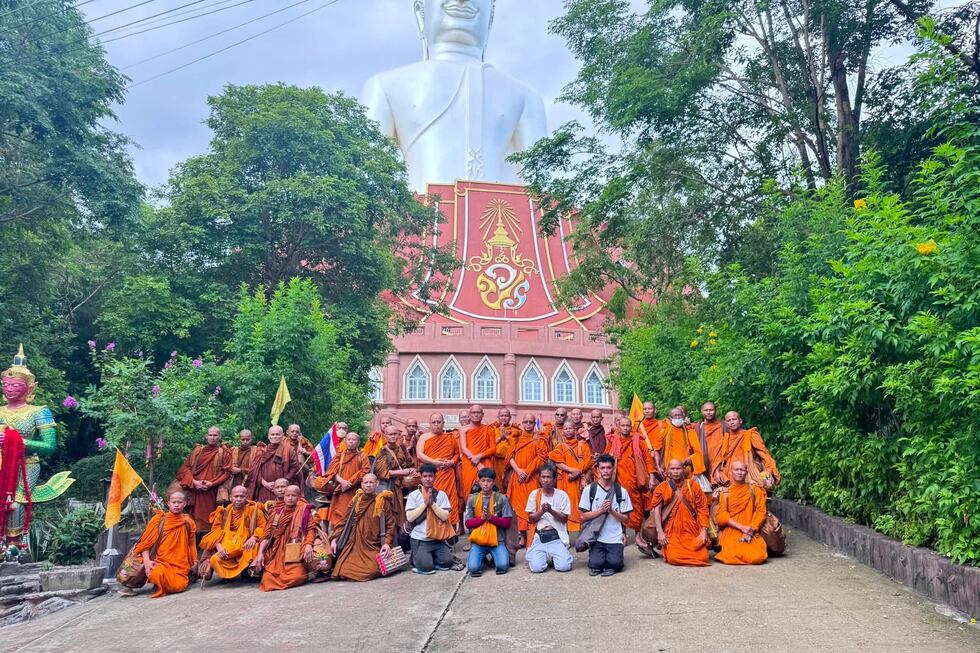Esta imagen publicada por el templo Phu Manorom muestra a un grupo de monjes budistas posando...