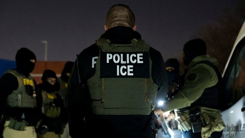 Oficiales de ICE reunidos antes de llevar adelante un operativo en Silver Spring, Maryland, el...