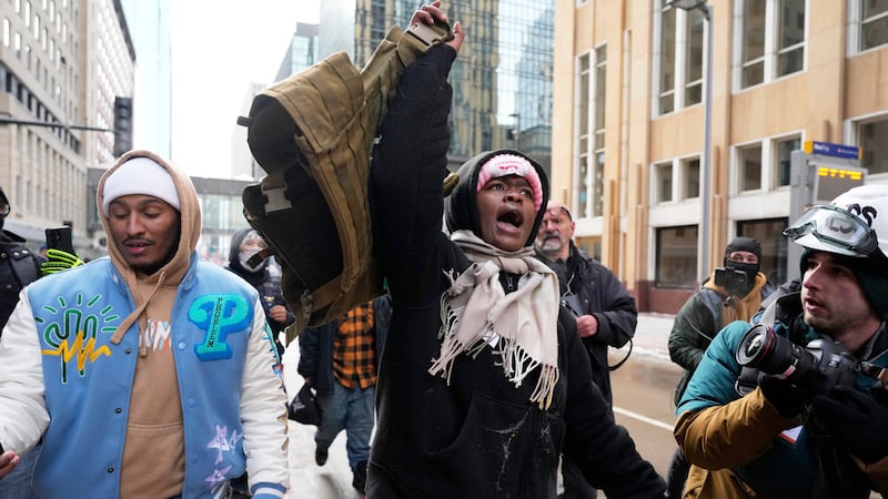 Un manifestante a favor de la inmigración levanta el chaleco de Jake Lang tras un altercado en...