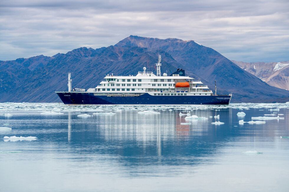Foto no fechada entregada por Oceanwide Expeditions que muestra al barco m/v Hondius, en el...