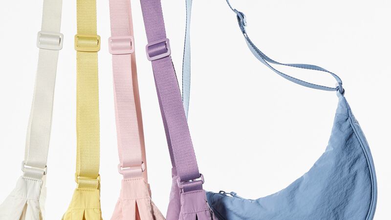 Esta fotografía sin fecha proporcionada por Uniqlo muestra un bolso de la marca en distintos...