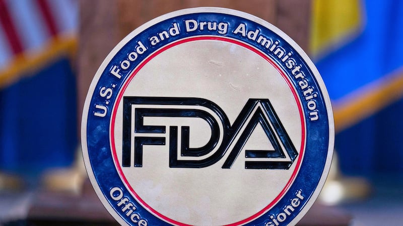 ARCHIVO - El logo de la Administración de Alimentos y Medicamentos de Estados Unidos (FDA,...