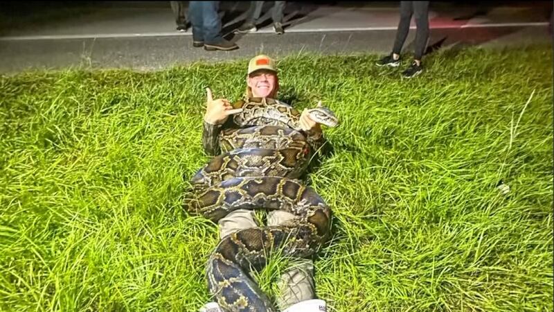 Jack Cronin, de 18 años, atrapó una pitón de casi 4 metros en su primer viaje de caza de...