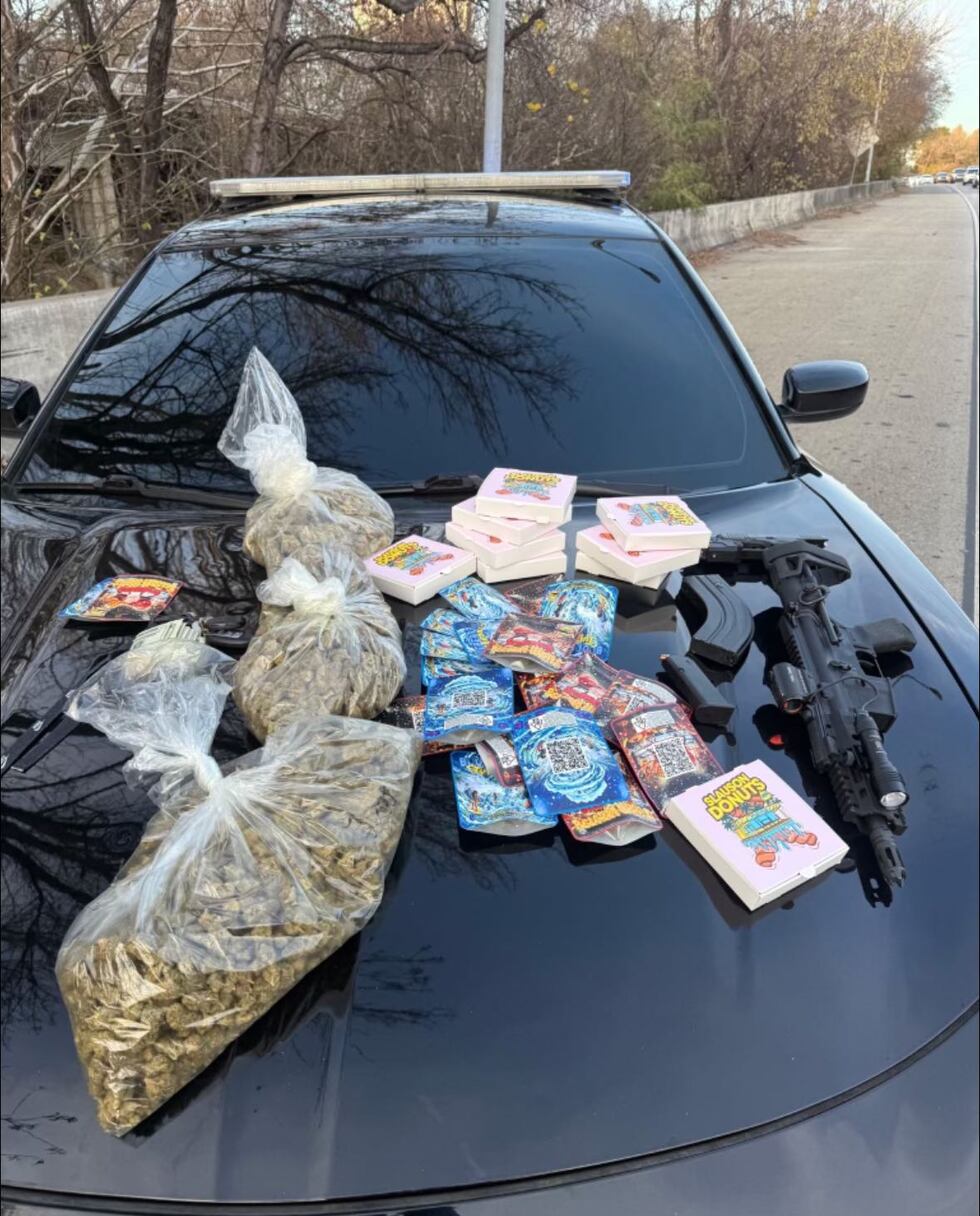 Detienen a conductor por usar el celular y le hallan cargamento ilegal.