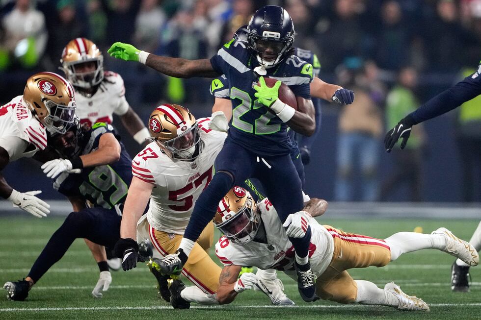 El receptor de los Seahawks de Seattle Rashid Shaheed corre con el balón tras regresar una...