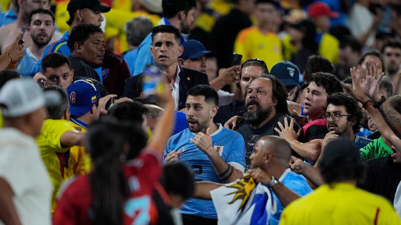 Los jugadores de Uruguay increpan a aficionados al término de la semifinal contra Colombia en...