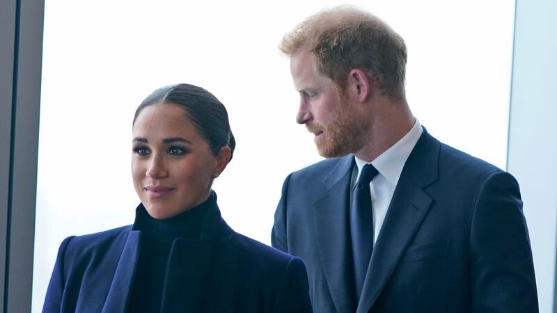 ARCHIVO - Meghan Markle y su esposo, el príncipe Harry, llegan al observatorio de One World...