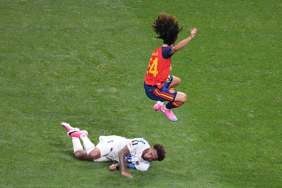 El español Marc Cucurella (24) salta sobre Ryan Mendes (20) de Cabo Verde durante el partido...