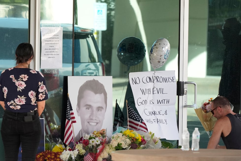 Buscan al asesino del activista conservador Charlie Kirk