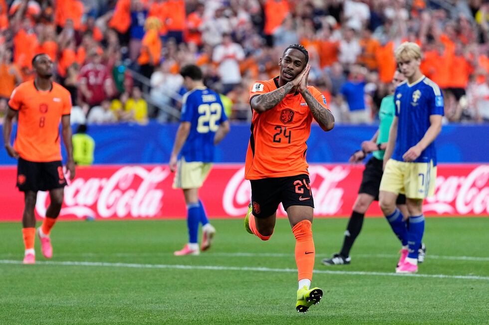 Crysencio Summerville celebra tras anotar el quinto gol de Holanda en la victoria 5-1 ante...