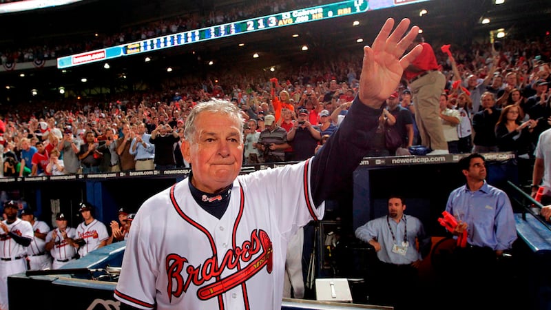 ARCHIVO - Foto del 11 de octubre del 2010, el mánager de los Bravos de Atlanta Bobby Cox...