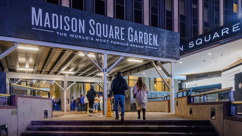 Vista de una entrada al Madison Square Garden antes de un partido de la NBA en Nueva York, el...