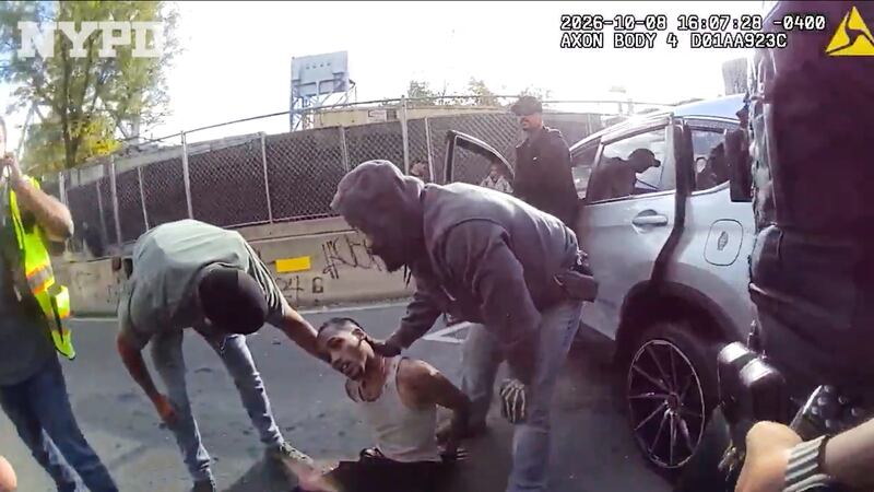 En esta imagen, tomada de un video de la cámara corporal de un agente y difundida por el...