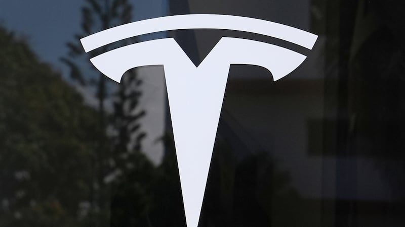 ARCHIVO - El logotipo de Tesla se exhibe en un concesionario Tesla el jueves 13 de marzo de...