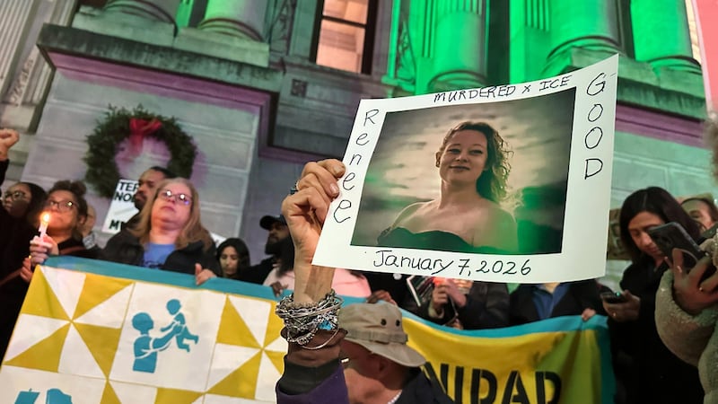 Una manifestación en Filadelfia en honor a la memoria de Renee Good, una mujer asesinada a...
