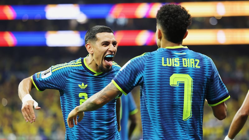 Luis Díaz, de Colombia celebra con su compañero Daniel Muñoz luego de conseguir un gol ante...