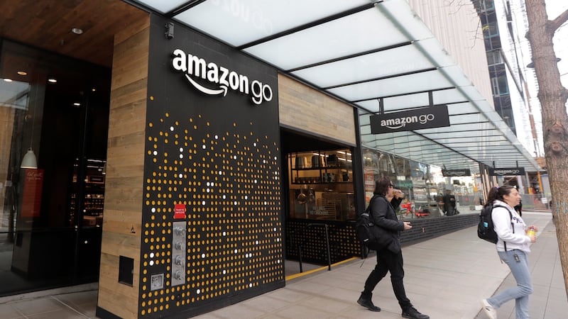 ARCHIVO - Dos personas salen de un establecimiento de Amazon Go en Seattle, el 4 de marzo de...