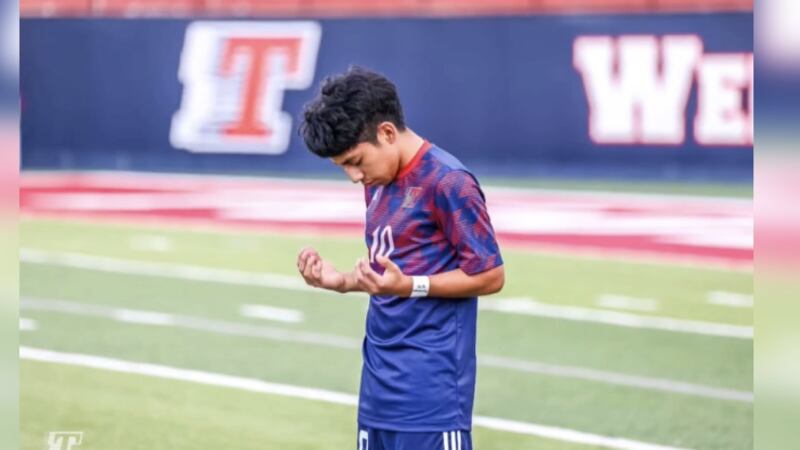 Roberto Itzep Caba, de 18 años, era un destacado estudiante y atleta en la escuela...