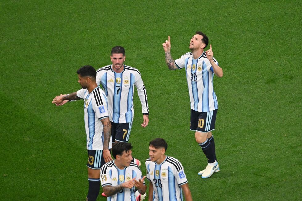 Lionel Messi celebra tras anotar un gol para Argentina en el partido contra Austria en el...