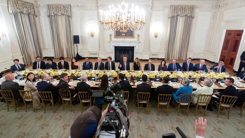 El presidente Donald Trump le indica a un periodista que le haga una pregunta durante una cena...