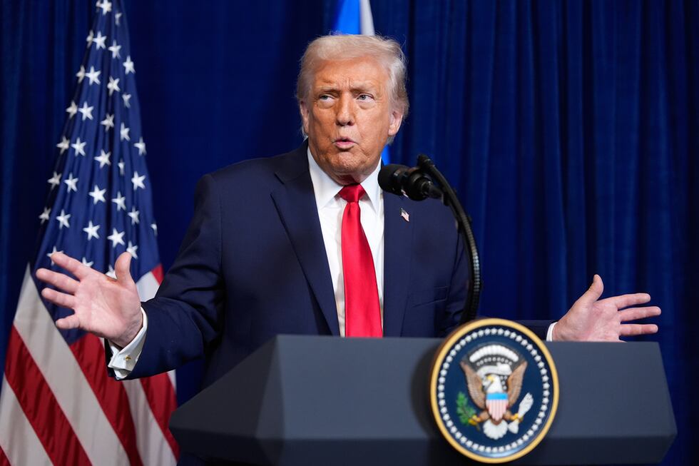 El presidente Donald Trump habla durante una conferencia de prensa con el primer ministro...