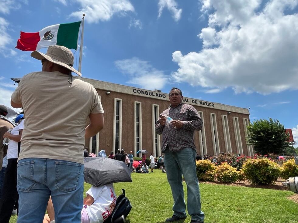 Ciudadanos mexicanos esperan en fila para votar en las elecciones presidenciales de su país en...