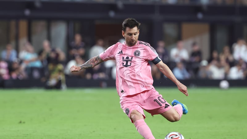 El delantero del Inter Miami, Lionel Messi, intenta un tiro libre en la segunda mitad de un...