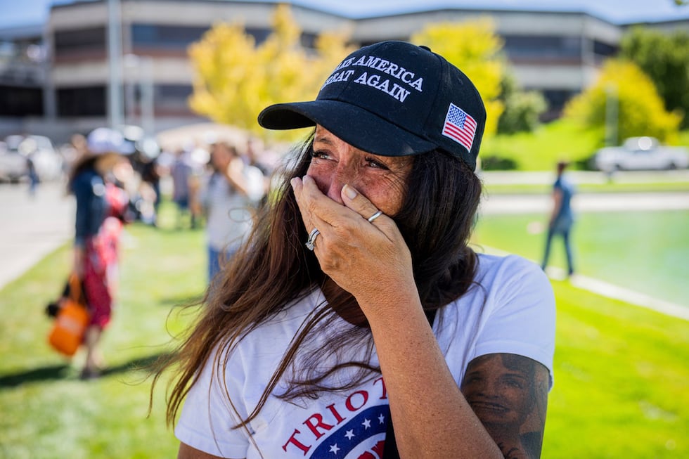 Allison Hemingway-Witty llora después de que Charlie Kirk fuera baleado durante la visita de...