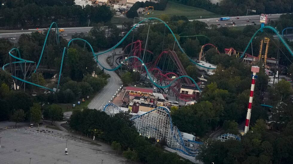 Esta fotografía aérea muestra el parque de diversiones Six Flags Over Georgia, a unos 24...