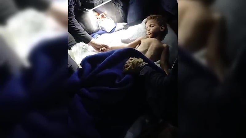 Un niño de 3 años fue rescatado de entre los escombros que dejaron los terremotos en el estado...
