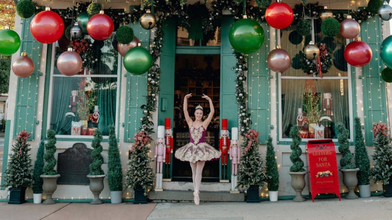 Esta imagen proporcionada por Ah Louis Store muestrala tienda decorada para las fistas, el 24...