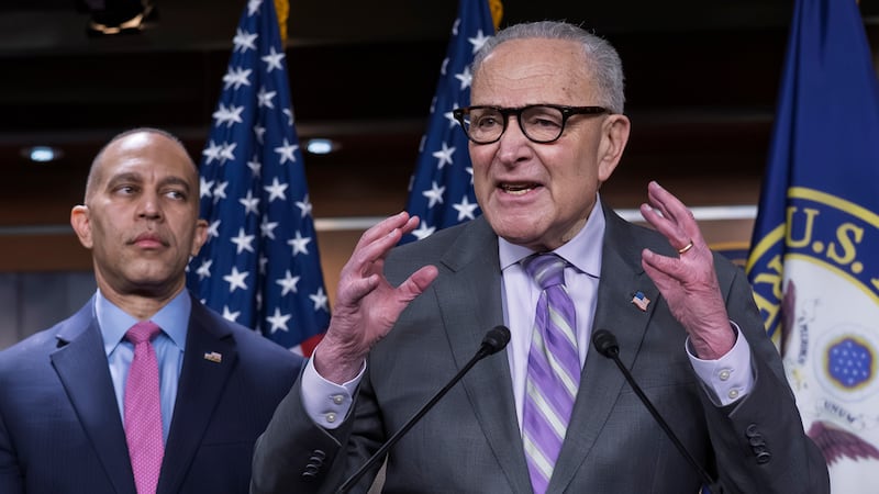 El líder de la minoría en el Senado, Chuck Schumer, demócrata por Nueva York, habla durante...