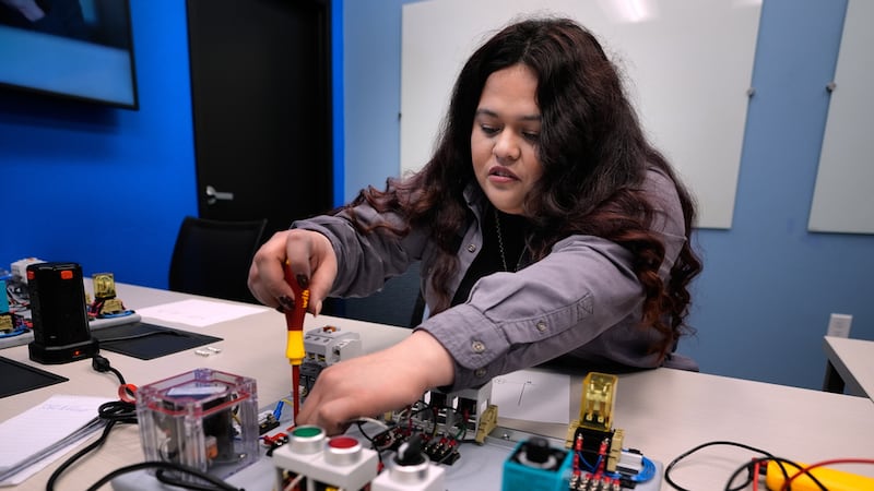 La técnica de mantenimiento Liz Cardenas realiza una tarea en una plataforma de pruebas de...