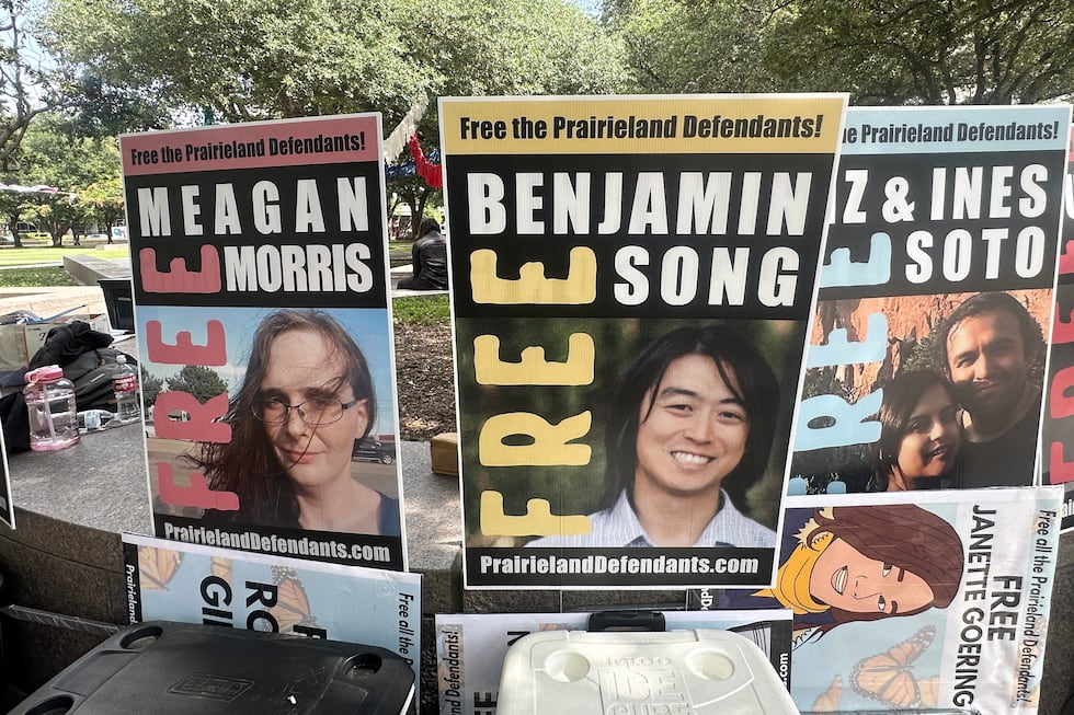 Manifestantes con retratos de personas acusadas por el tiroteo frente a un centro de detención...