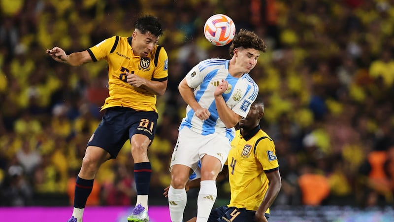 El ecuatoriano Alan Franco pelea por el balón con el argentino Julián Álvarez en el encuentro...