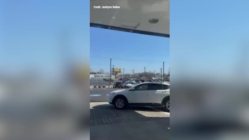 Una avioneta aterrizó de emergencia en una transitada calle de Gainesville, Georgia....