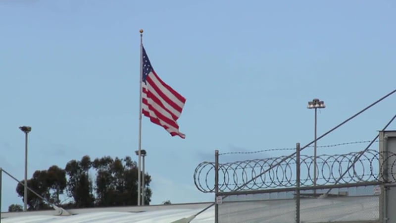 Algunas familias comparten sus quejas sobre el costo de los servicios ya que ponen una carga...