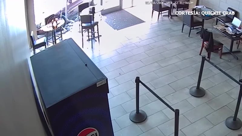 Conductora choca contra restaurante, que se vio obligado a cerrar. Pero luego, ladrones se...